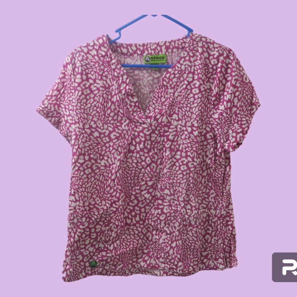 Crocs medical apparel scrubs cheetah print with pockets in pink and white size m